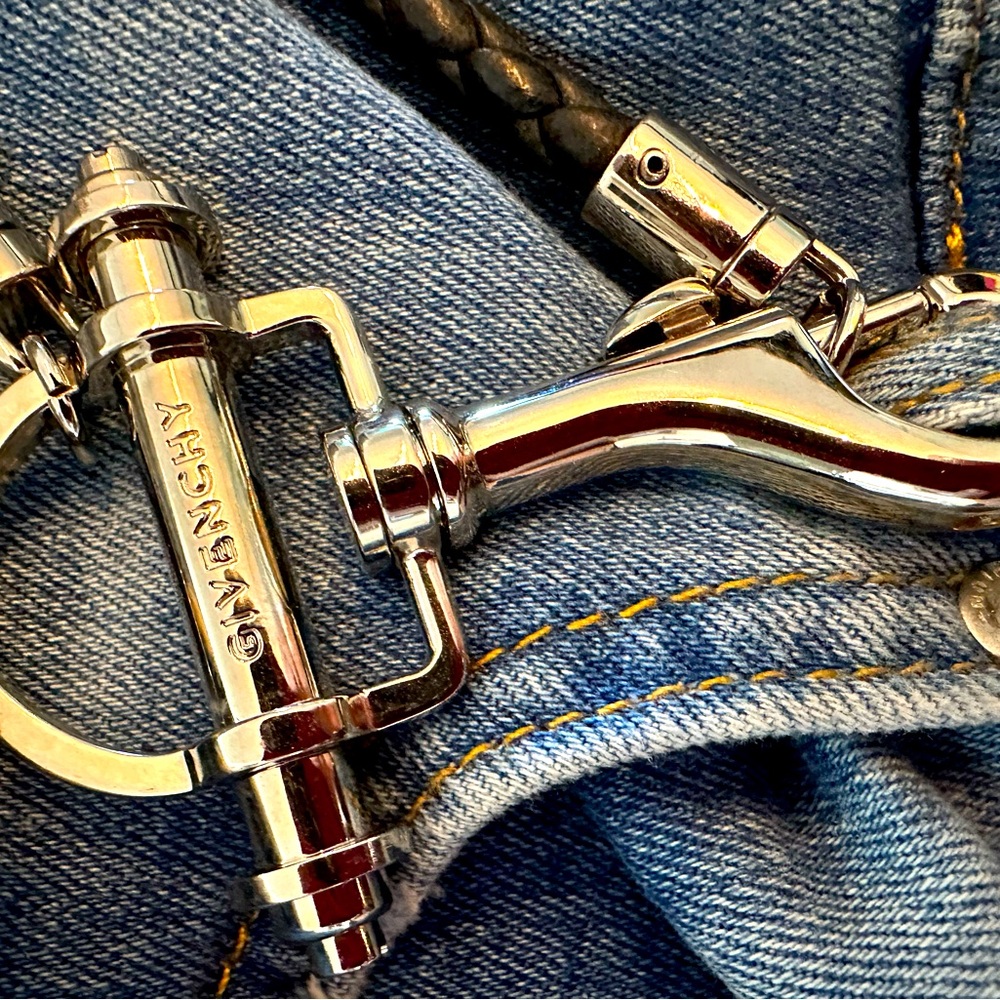 GIVENCHY SILVER KEY CHAIN ON LEATHER TWISTED ROPE HOLDER - Picture 7 of 9